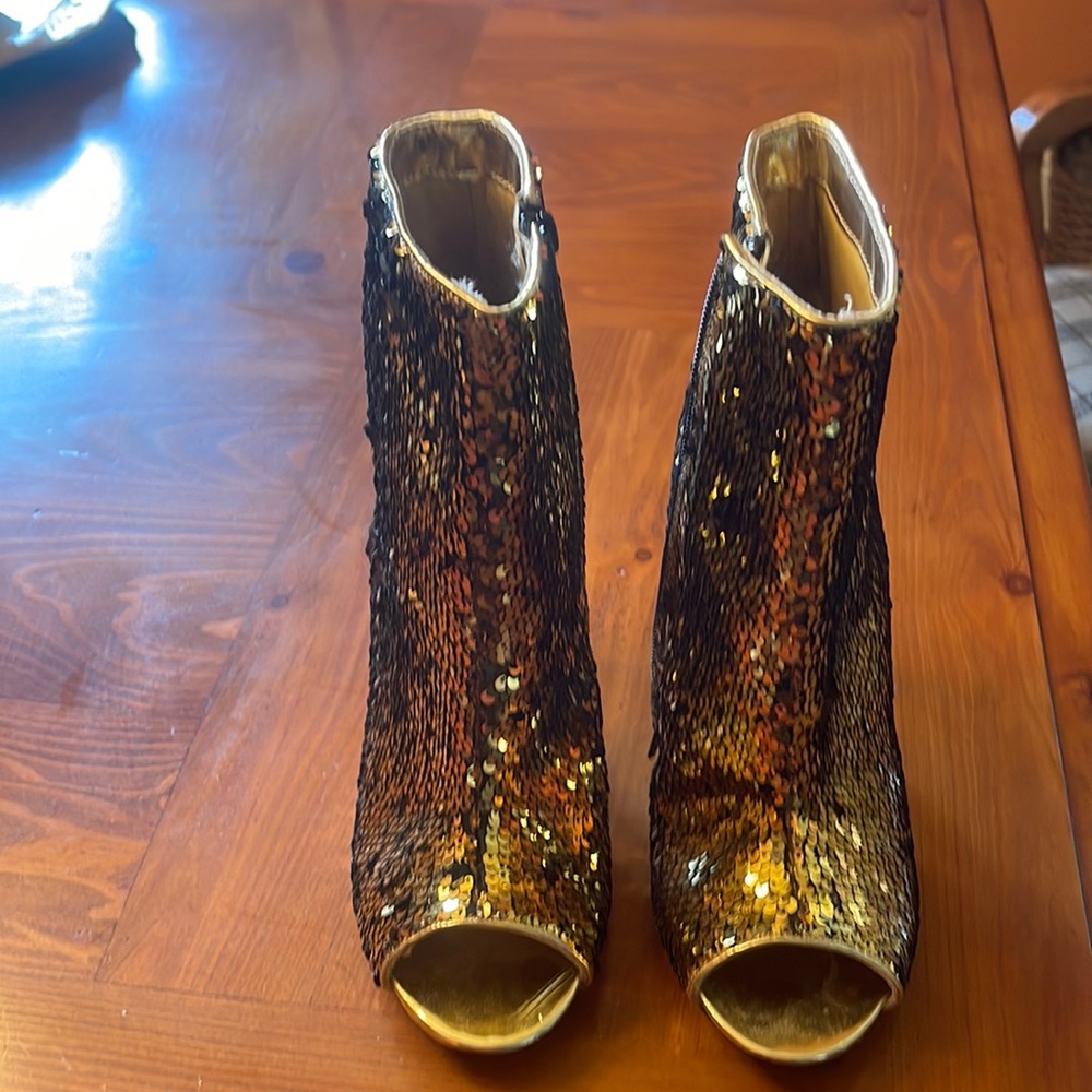 New! Never worn. Gold heels by Shoe Republic. Size9